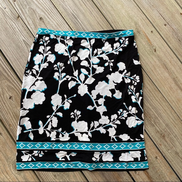 BCBGMaxAzria Dresses & Skirts - BCBGMAXAZRIA skirt black white floral size small